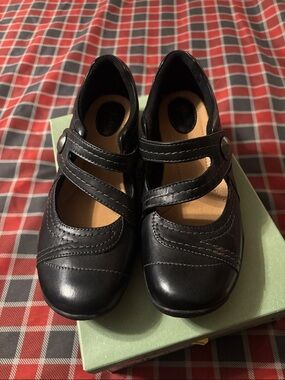 Clarks Kessa Agnes Black Leather Slip-On Loafers women’s size 9